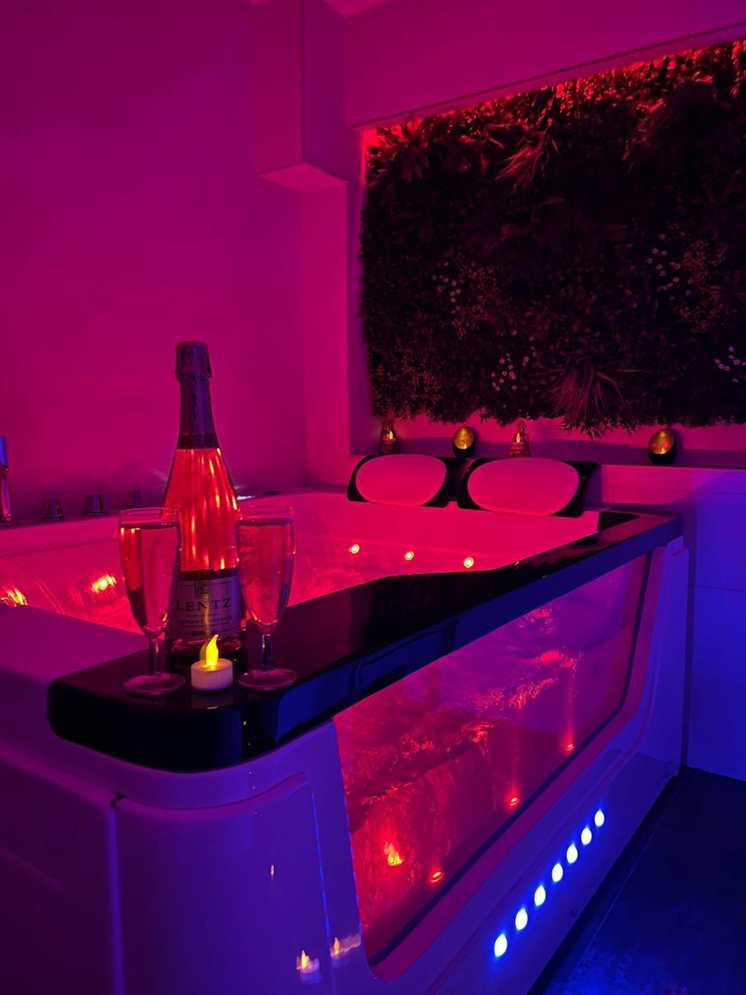 Love Room: Aux Plaisirs Des Sens Jacuzzi Prive Barr Ngoại thất bức ảnh