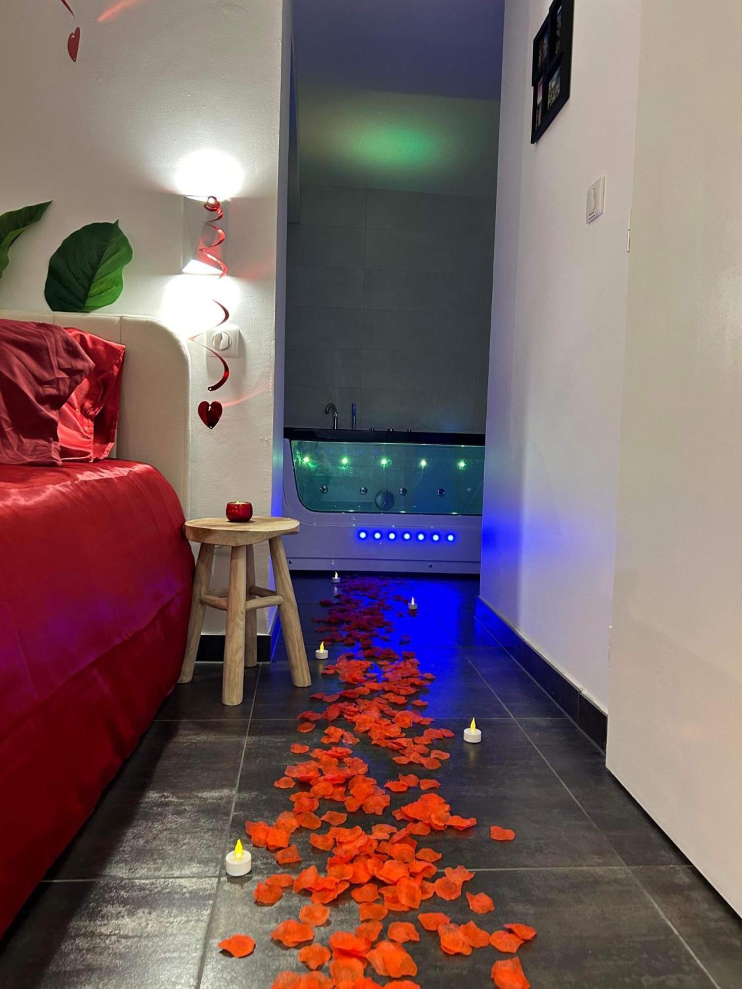 Love Room: Aux Plaisirs Des Sens Jacuzzi Prive Barr Ngoại thất bức ảnh